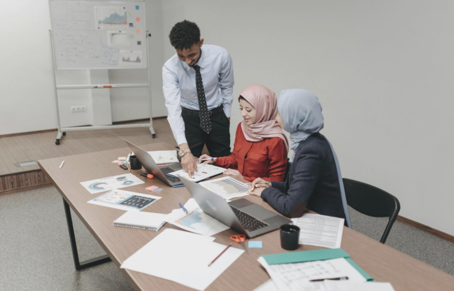 Kreative Zusammenarbeit und Ideenfindung im Team während eines Workshops